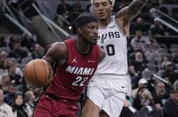 九游体育APP下载-马刺逆转爵士，取得两连胜