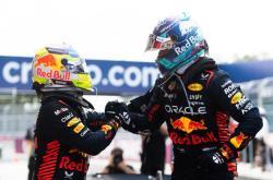 九游娱乐官方网站-关于红牛车队鏖战索伯车队，汉密尔顿高光表现的信息