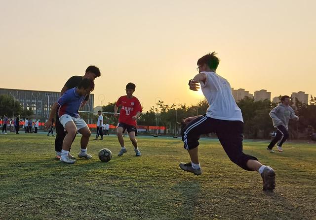 足球比赛中球员身体素质大幅提升