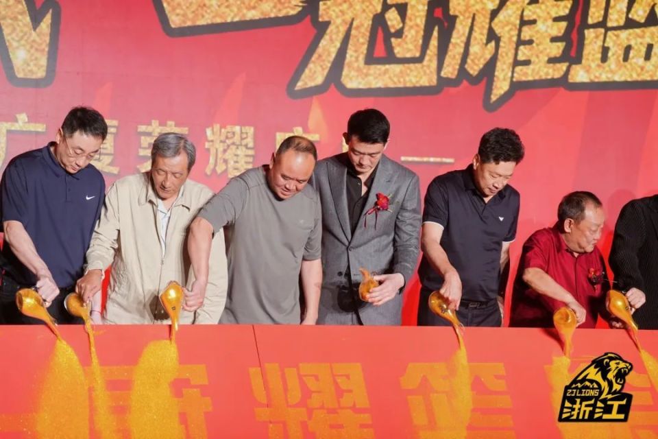 热烈交流庆盛典，球星盛宴狂欢中