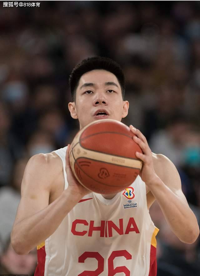 中国男子篮球比赛中有球员展现出惊人的个人能力