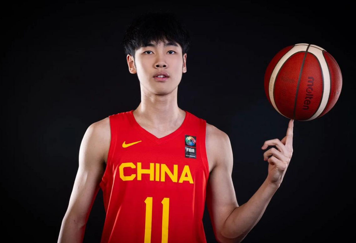 中国男子篮球比赛中有球员展现出惊人的个人能力