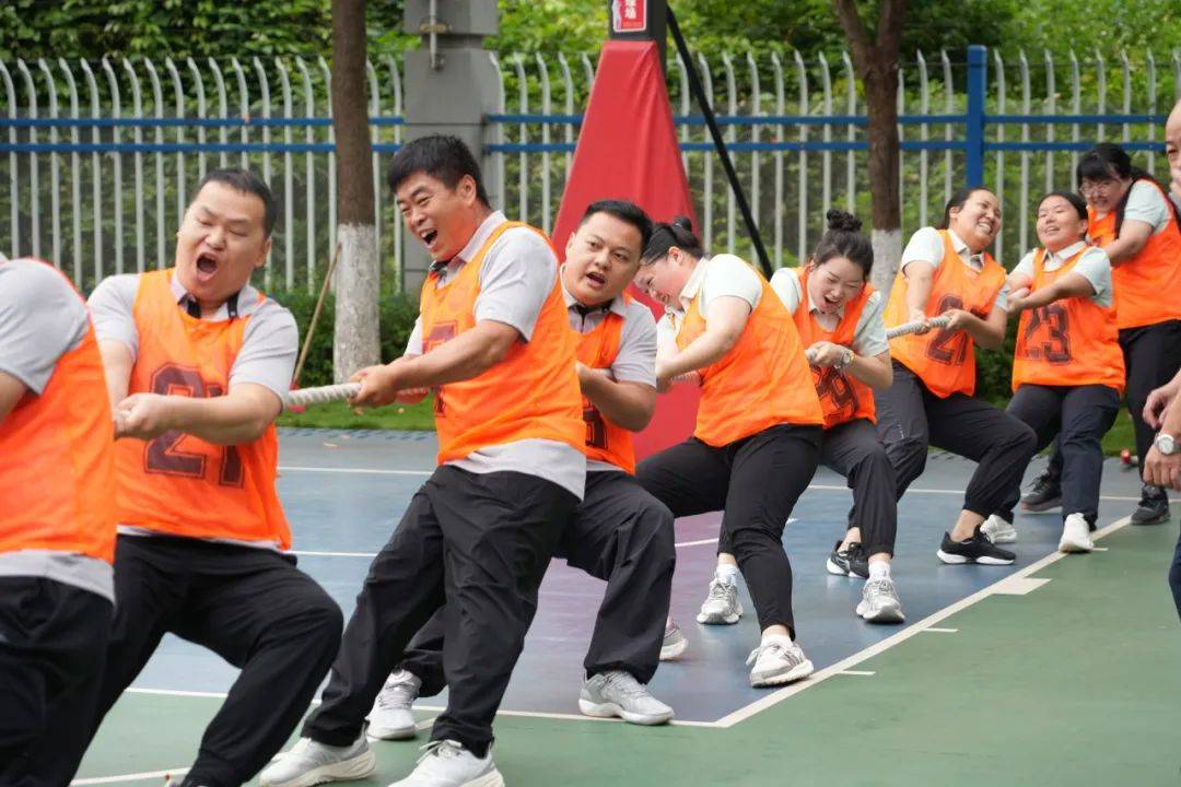 球员们在比赛中奋勇拼搏，不言放弃