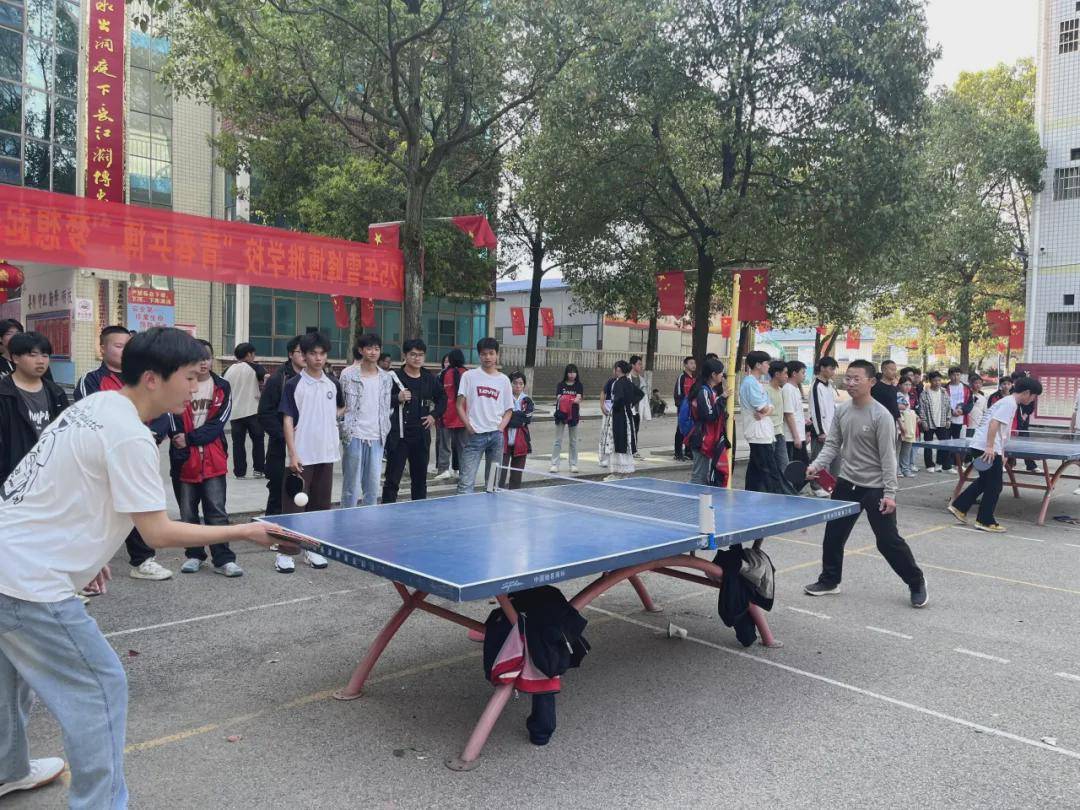球员们在比赛中奋勇拼搏，不言放弃