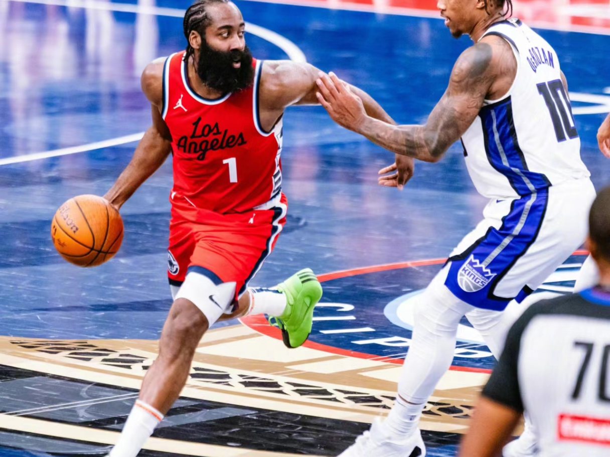 快船大胜活塞，止住连败