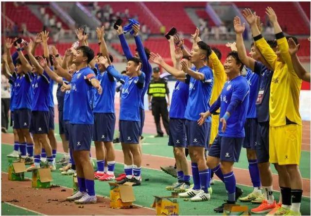 国内足球联赛节奏明快，球队演绎精彩战术