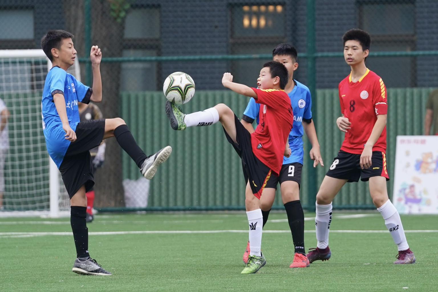 足球赛场上的精彩瞬间，不容错过！