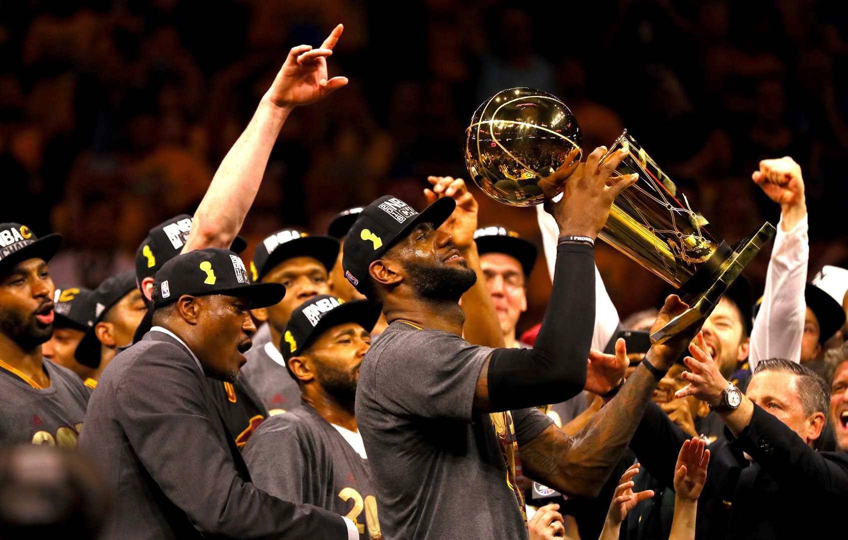 詹姆斯领军湖人力克太阳,豪取连胜 詹姆斯领军湖人力克太阳,豪取连胜