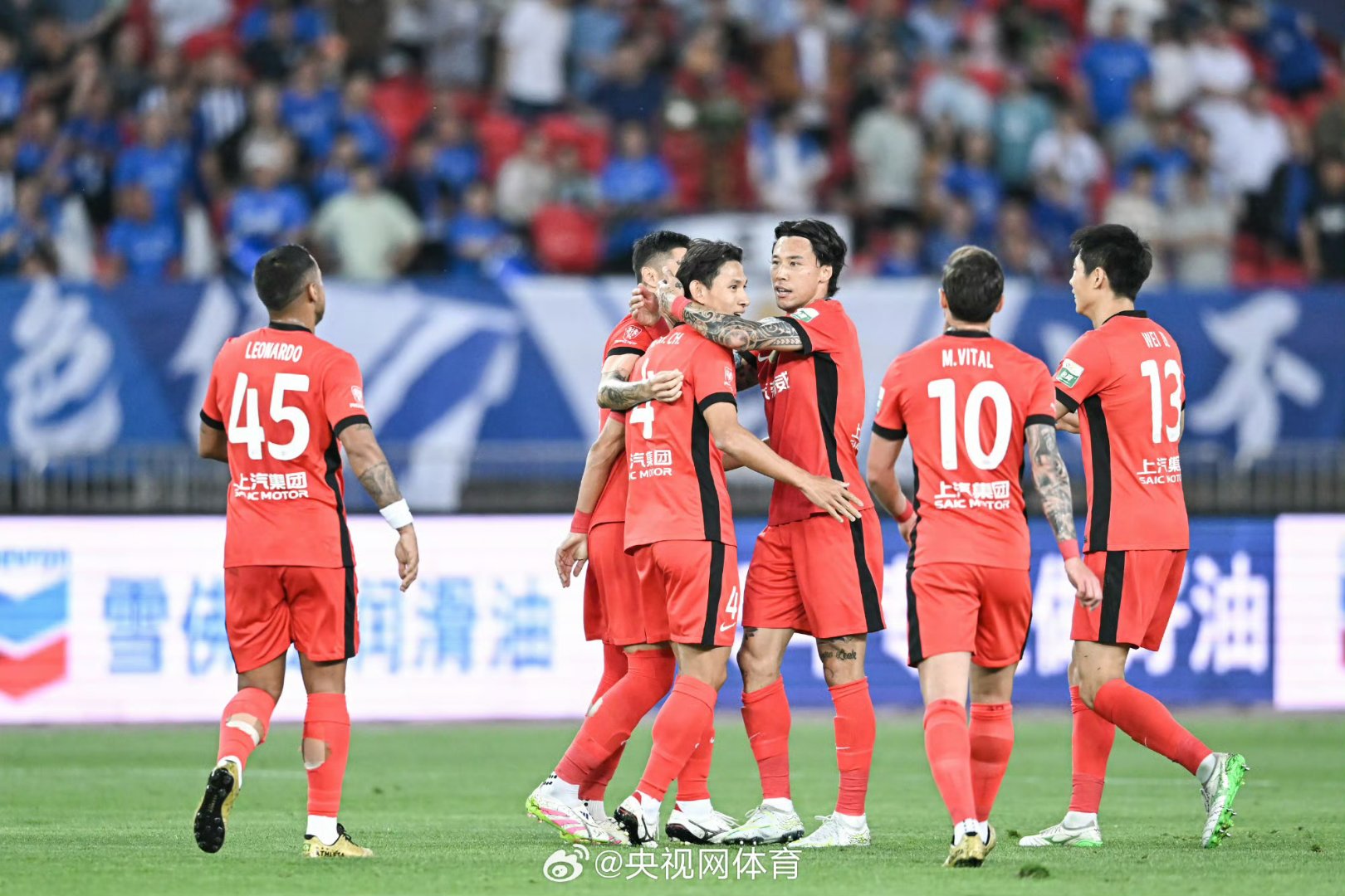 中超联赛场上硝烟弥漫，各队实力对决引人注目