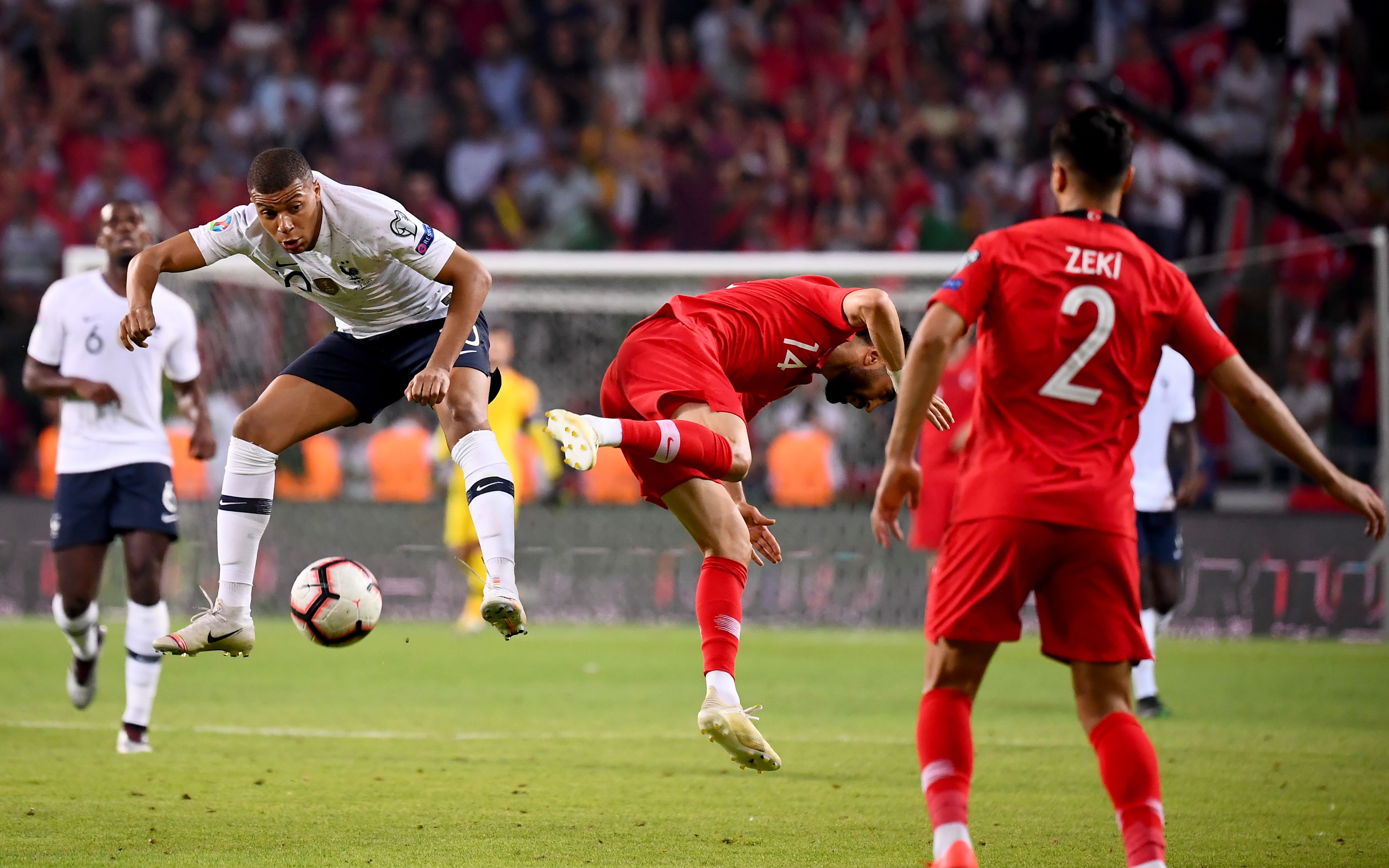 土耳其队员在国际足球赛事中取得胜利