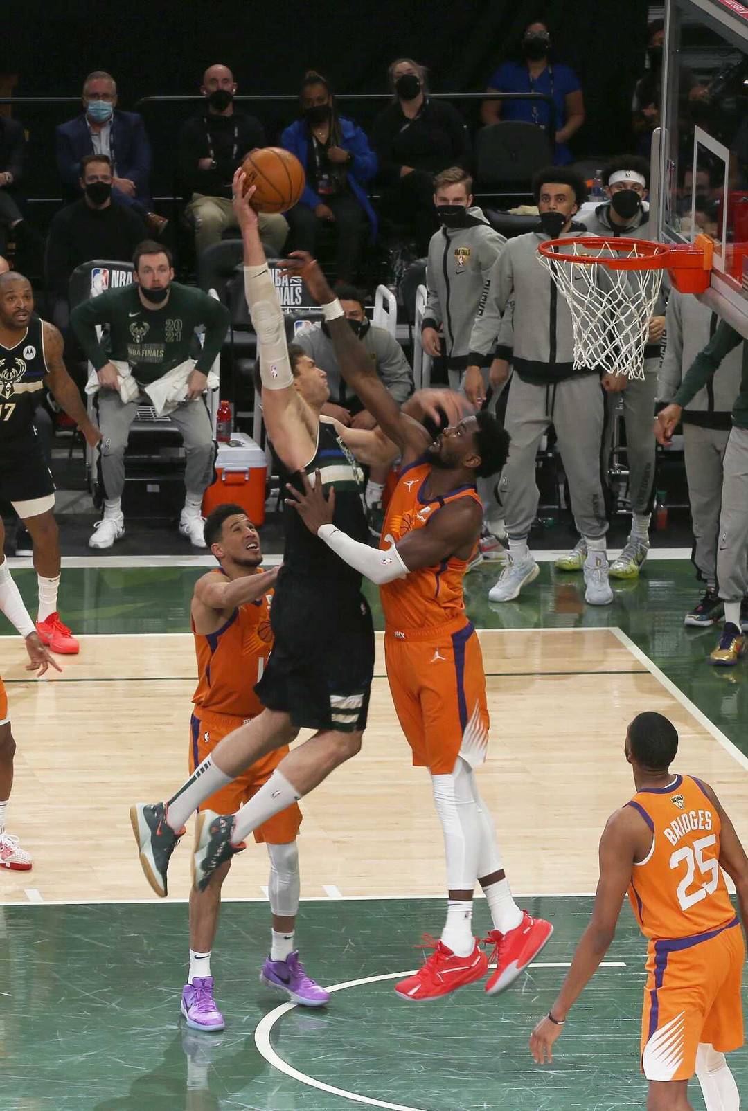 雄鹿再胜热火,取得东部半决赛赛点 雄鹿再胜热火,取得东部半决赛赛点