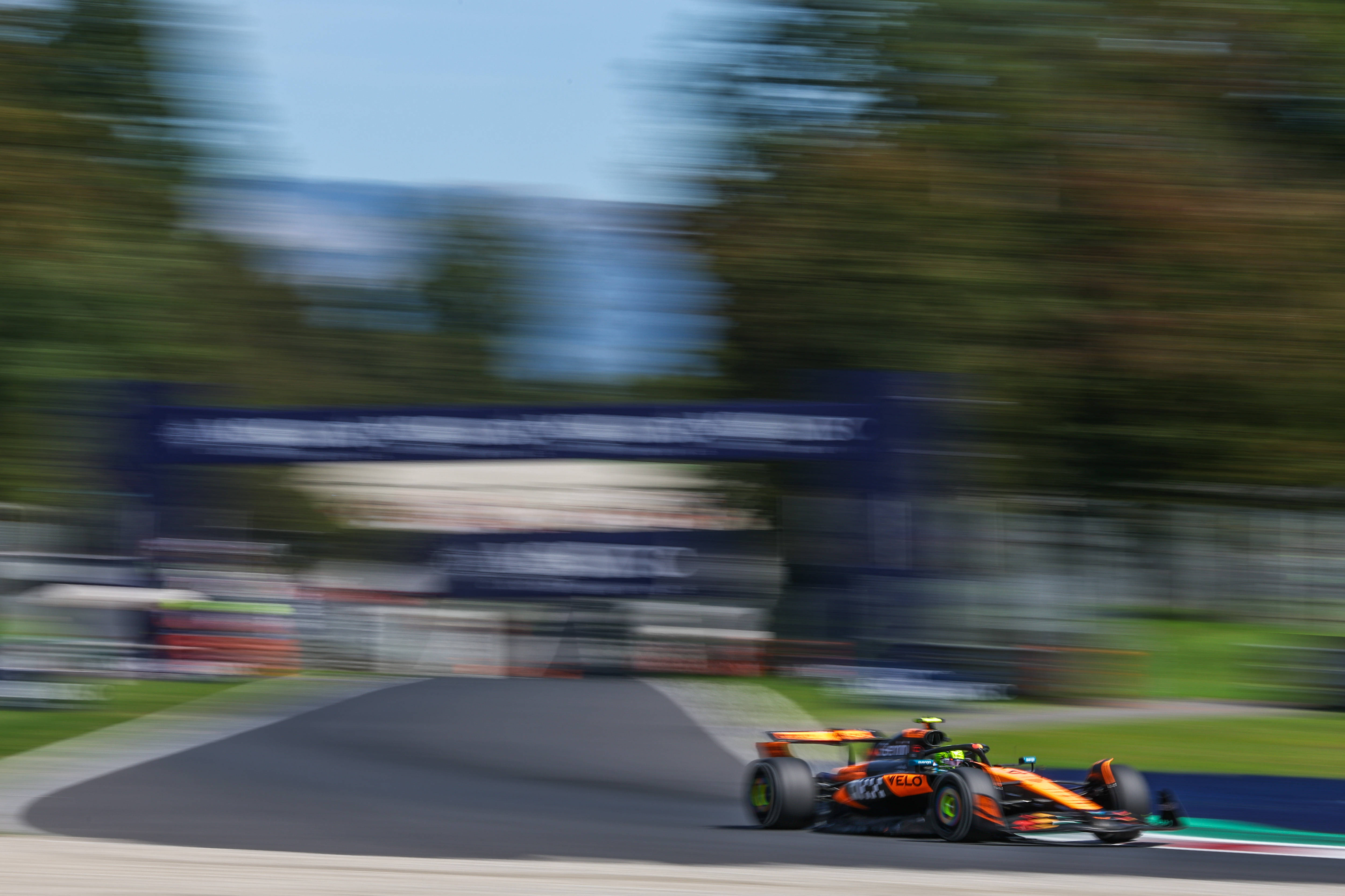 包含迈凯伦鏖战红牛车队，诺里斯带队取胜的词条