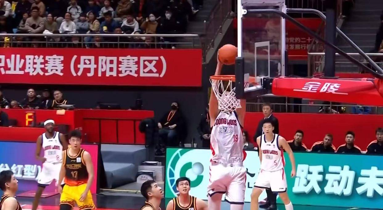 上海队横扫广州队，胡金秋带队取胜的简单介绍